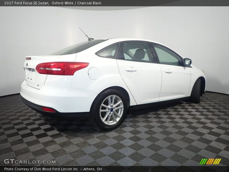 Oxford White / Charcoal Black 2017 Ford Focus SE Sedan