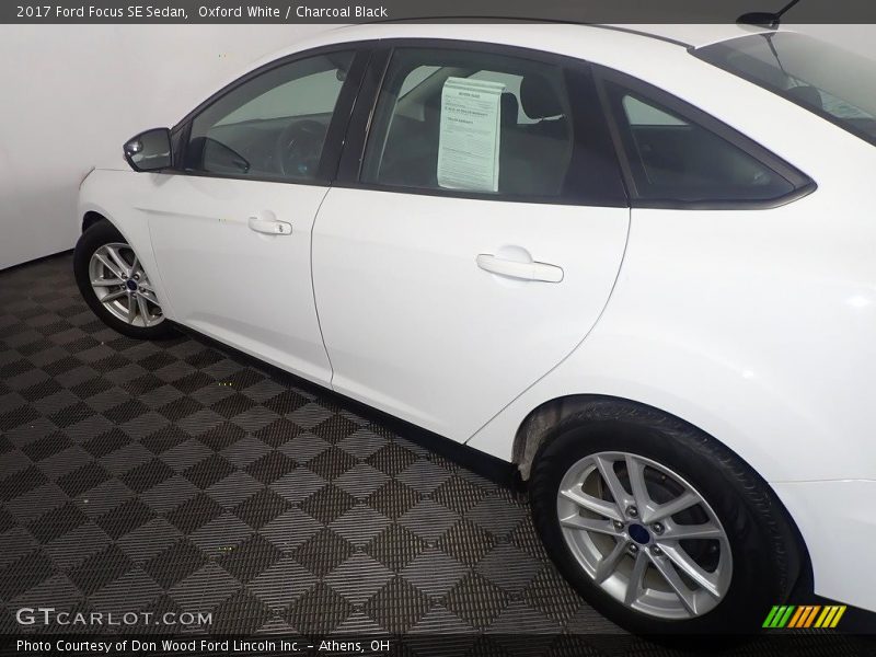 Oxford White / Charcoal Black 2017 Ford Focus SE Sedan