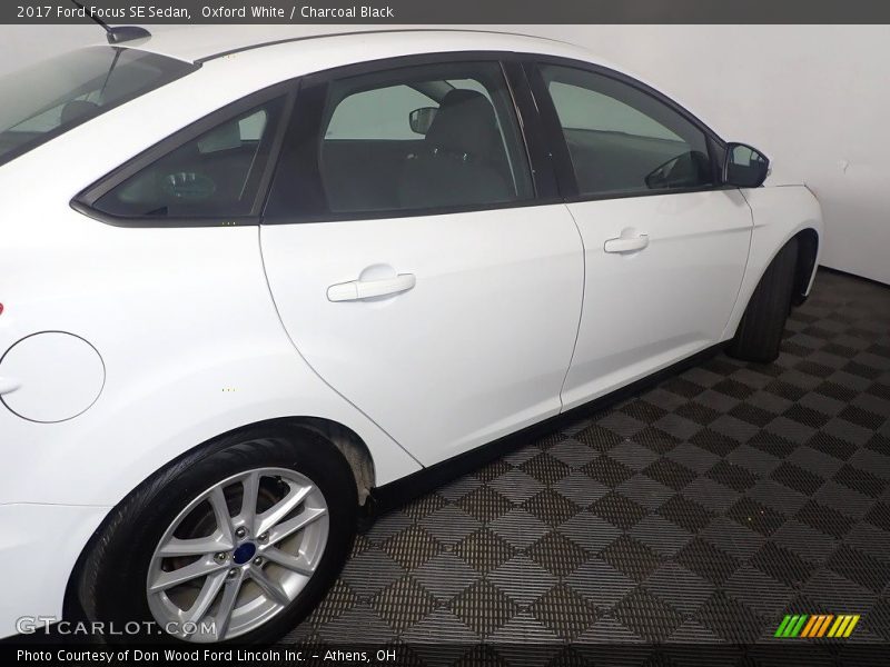 Oxford White / Charcoal Black 2017 Ford Focus SE Sedan