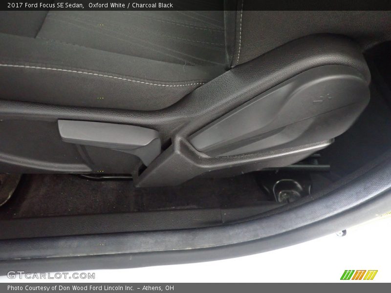 Oxford White / Charcoal Black 2017 Ford Focus SE Sedan
