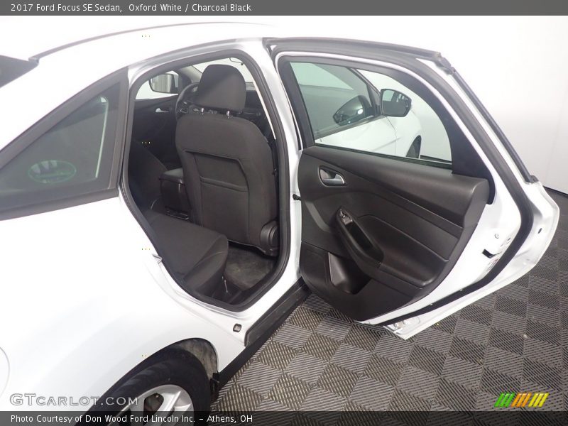 Oxford White / Charcoal Black 2017 Ford Focus SE Sedan