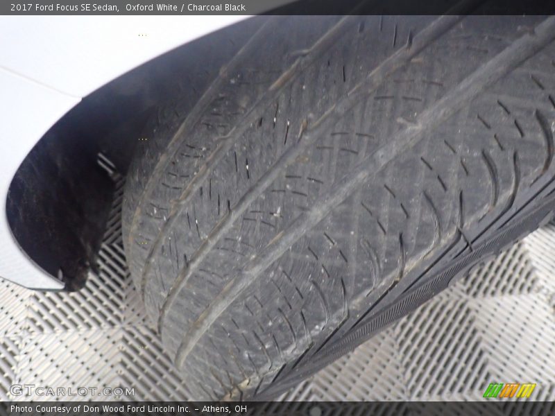 Oxford White / Charcoal Black 2017 Ford Focus SE Sedan