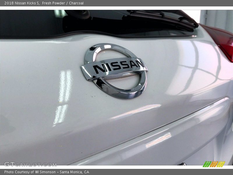 Fresh Powder / Charcoal 2018 Nissan Kicks S