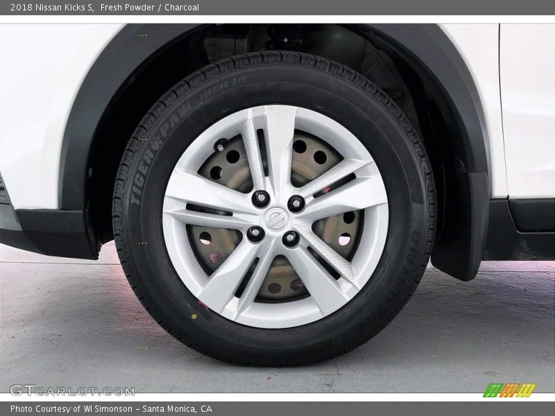 Fresh Powder / Charcoal 2018 Nissan Kicks S