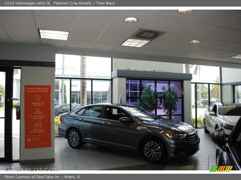 Platinum Gray Metallic / Titan Black 2019 Volkswagen Jetta SE