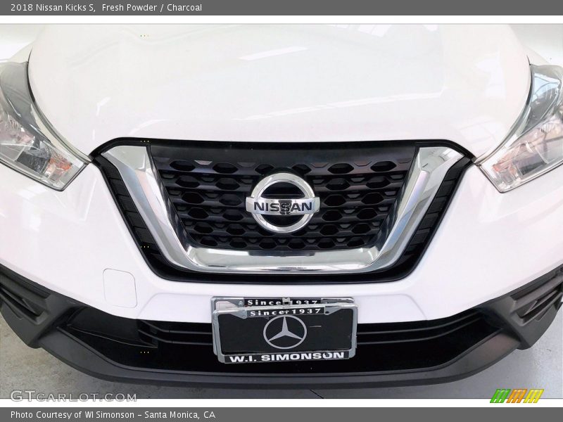 Fresh Powder / Charcoal 2018 Nissan Kicks S