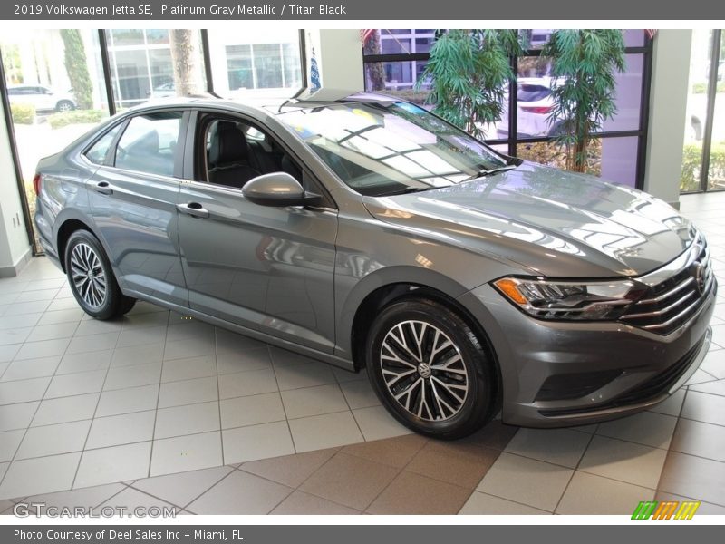 Platinum Gray Metallic / Titan Black 2019 Volkswagen Jetta SE