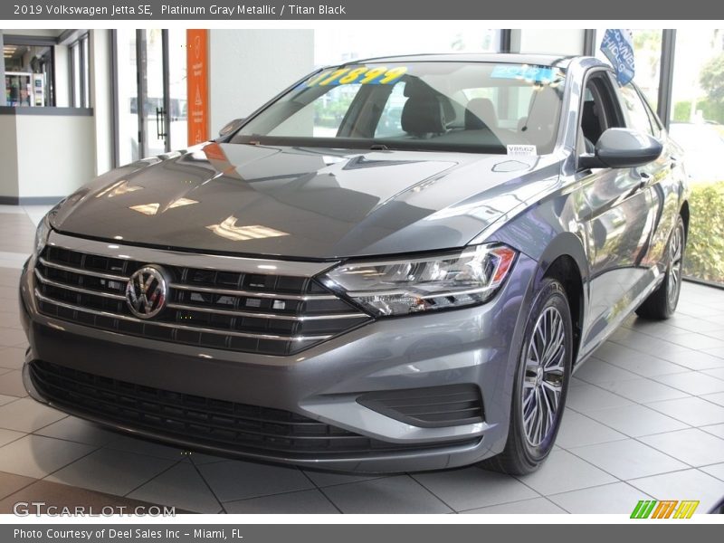 Platinum Gray Metallic / Titan Black 2019 Volkswagen Jetta SE