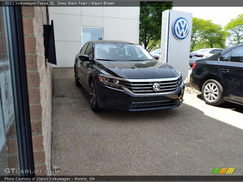 Deep Black Pearl / Mauro Brown 2021 Volkswagen Passat SE