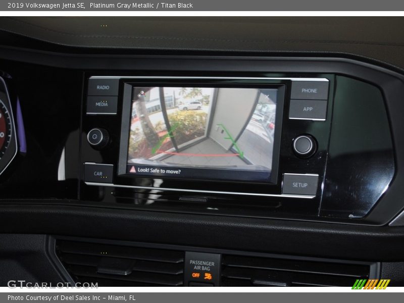 Platinum Gray Metallic / Titan Black 2019 Volkswagen Jetta SE
