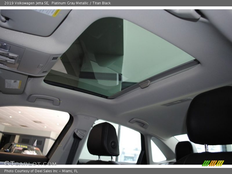 Platinum Gray Metallic / Titan Black 2019 Volkswagen Jetta SE
