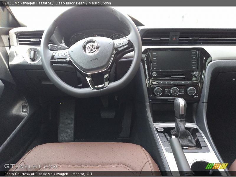 Deep Black Pearl / Mauro Brown 2021 Volkswagen Passat SE