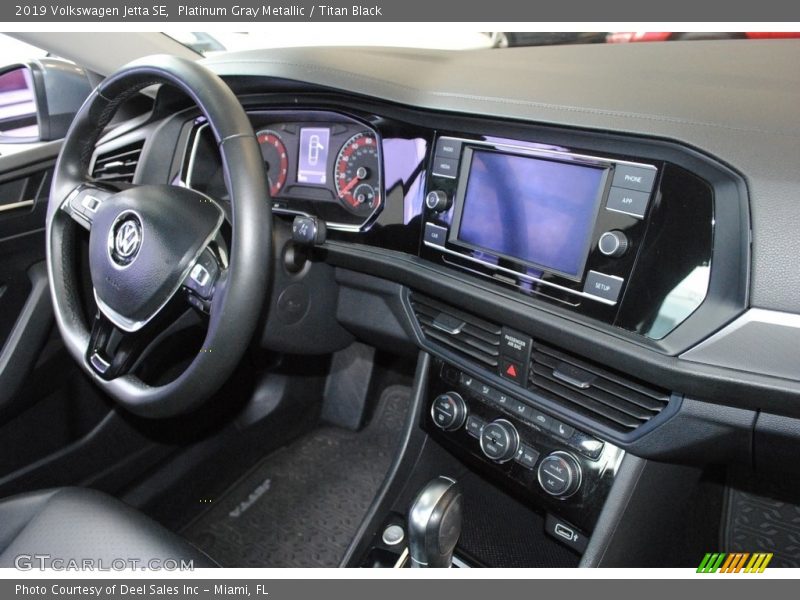 Platinum Gray Metallic / Titan Black 2019 Volkswagen Jetta SE