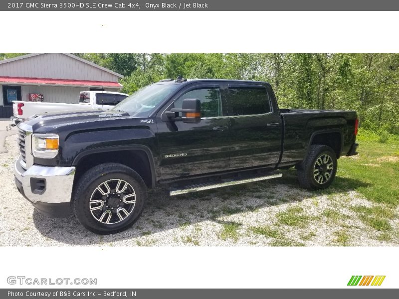 Front 3/4 View of 2017 Sierra 3500HD SLE Crew Cab 4x4
