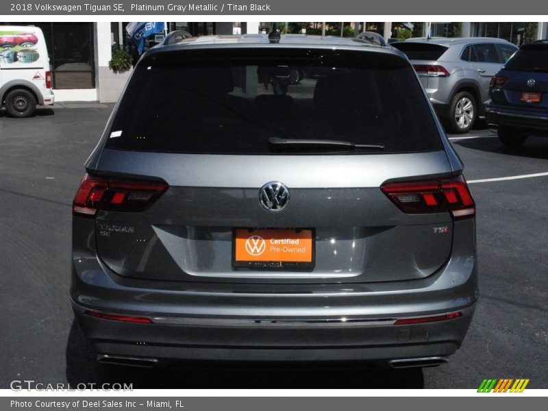 Platinum Gray Metallic / Titan Black 2018 Volkswagen Tiguan SE