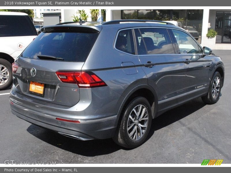 Platinum Gray Metallic / Titan Black 2018 Volkswagen Tiguan SE