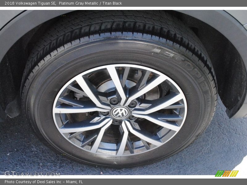 Platinum Gray Metallic / Titan Black 2018 Volkswagen Tiguan SE