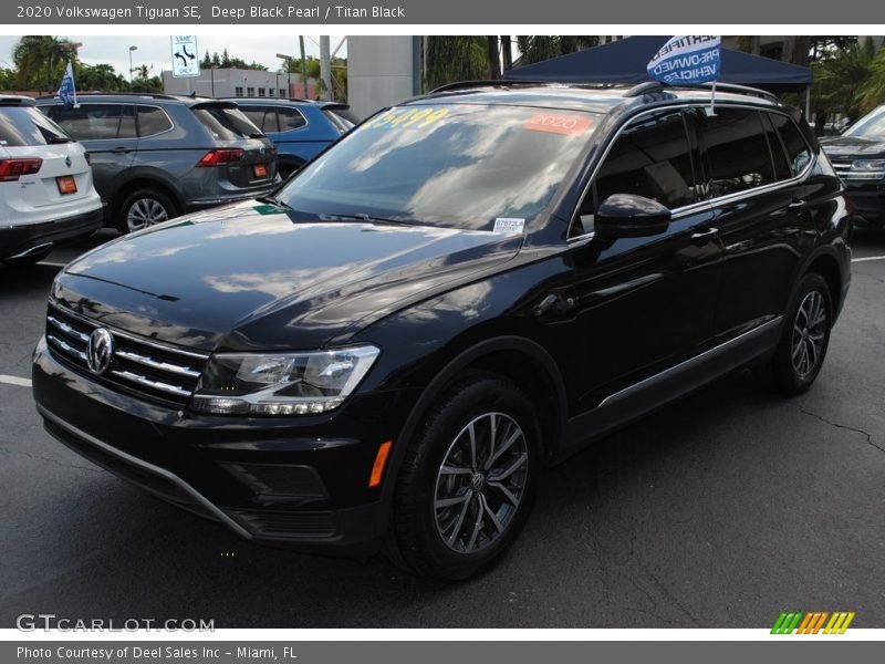Deep Black Pearl / Titan Black 2020 Volkswagen Tiguan SE