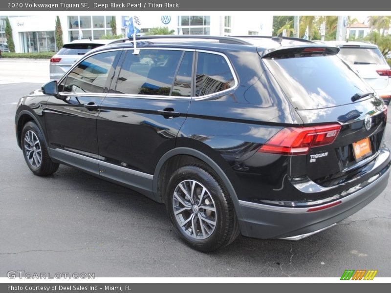 Deep Black Pearl / Titan Black 2020 Volkswagen Tiguan SE