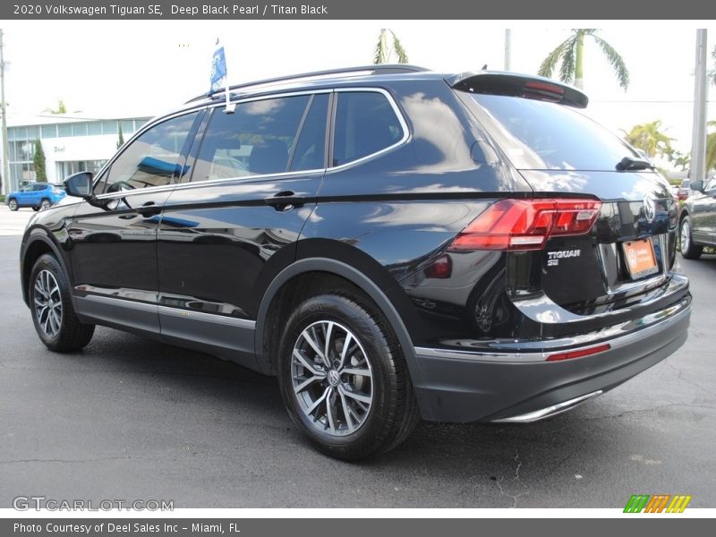 Deep Black Pearl / Titan Black 2020 Volkswagen Tiguan SE