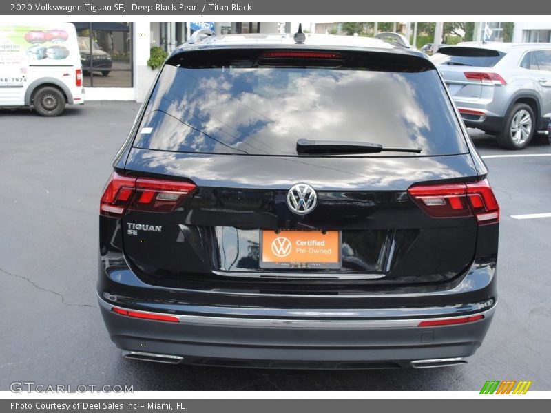 Deep Black Pearl / Titan Black 2020 Volkswagen Tiguan SE