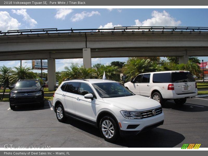 Pure White / Titan Black 2018 Volkswagen Tiguan SE