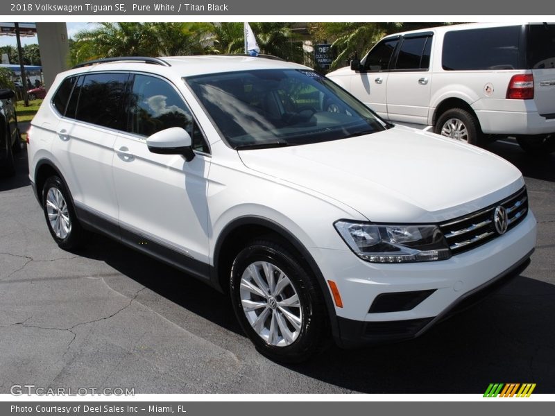 Pure White / Titan Black 2018 Volkswagen Tiguan SE