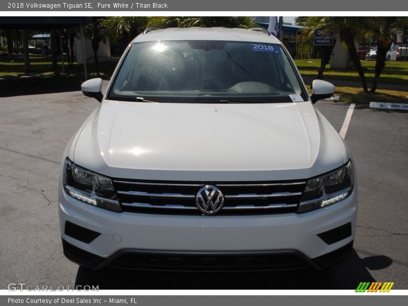 Pure White / Titan Black 2018 Volkswagen Tiguan SE
