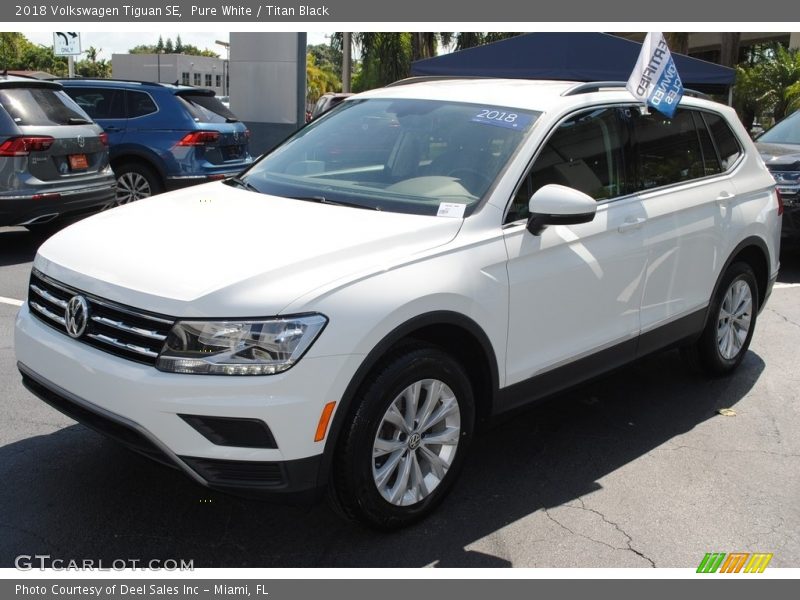 Pure White / Titan Black 2018 Volkswagen Tiguan SE