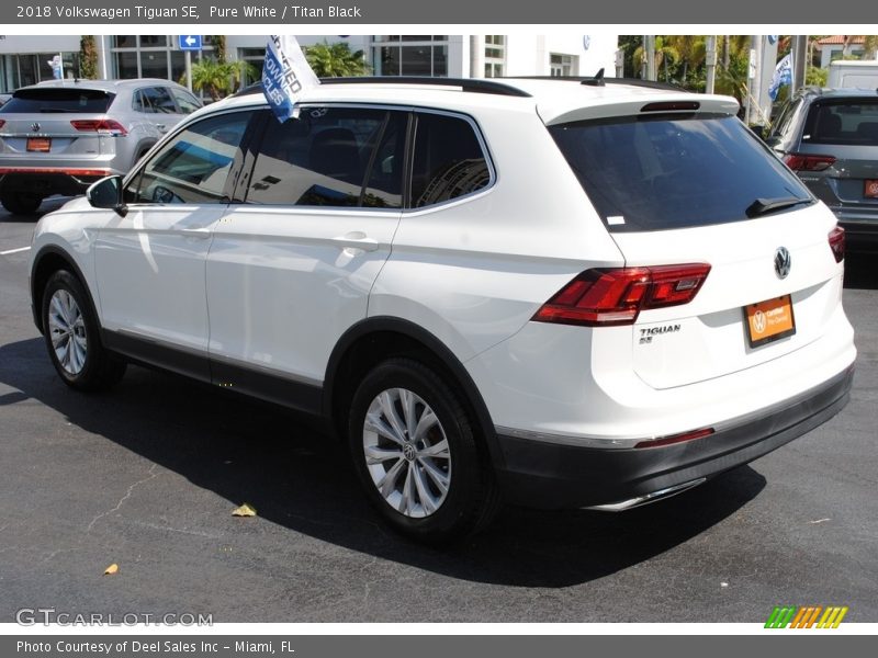 Pure White / Titan Black 2018 Volkswagen Tiguan SE