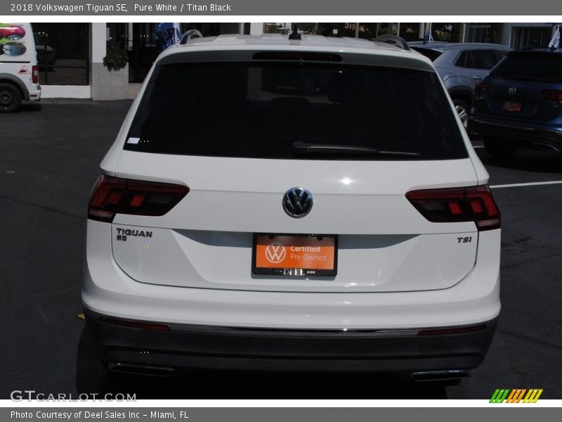 Pure White / Titan Black 2018 Volkswagen Tiguan SE