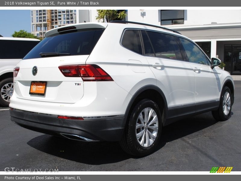 Pure White / Titan Black 2018 Volkswagen Tiguan SE