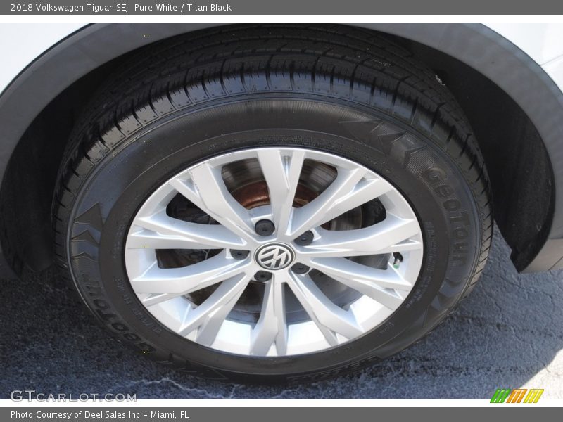Pure White / Titan Black 2018 Volkswagen Tiguan SE