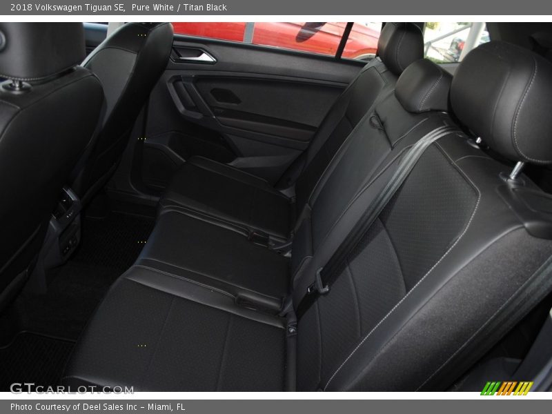Pure White / Titan Black 2018 Volkswagen Tiguan SE