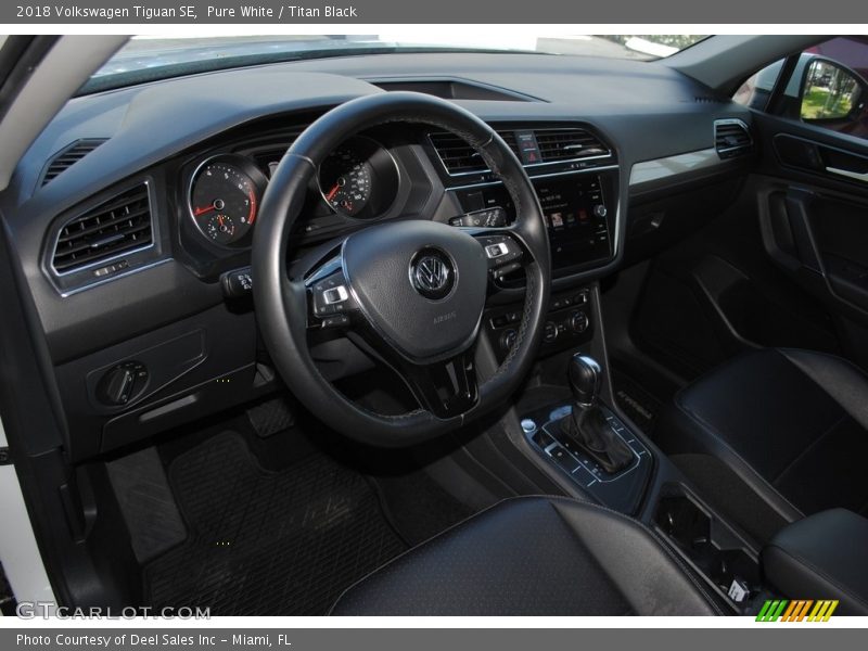 Pure White / Titan Black 2018 Volkswagen Tiguan SE