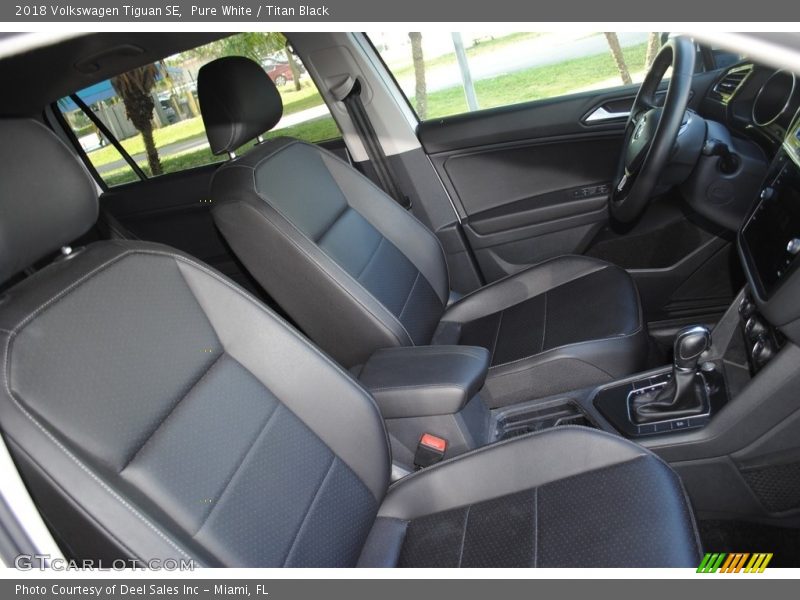 Pure White / Titan Black 2018 Volkswagen Tiguan SE