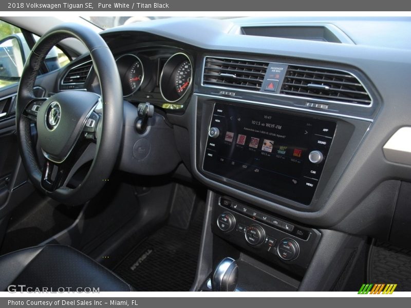 Pure White / Titan Black 2018 Volkswagen Tiguan SE