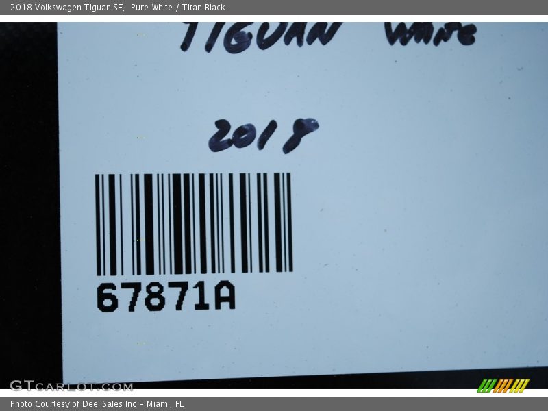 Pure White / Titan Black 2018 Volkswagen Tiguan SE