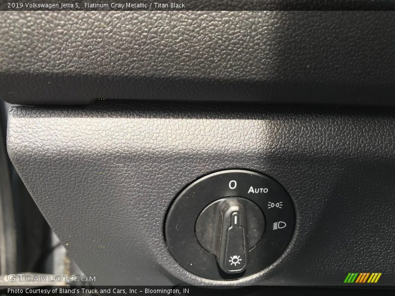 Platinum Gray Metallic / Titan Black 2019 Volkswagen Jetta S