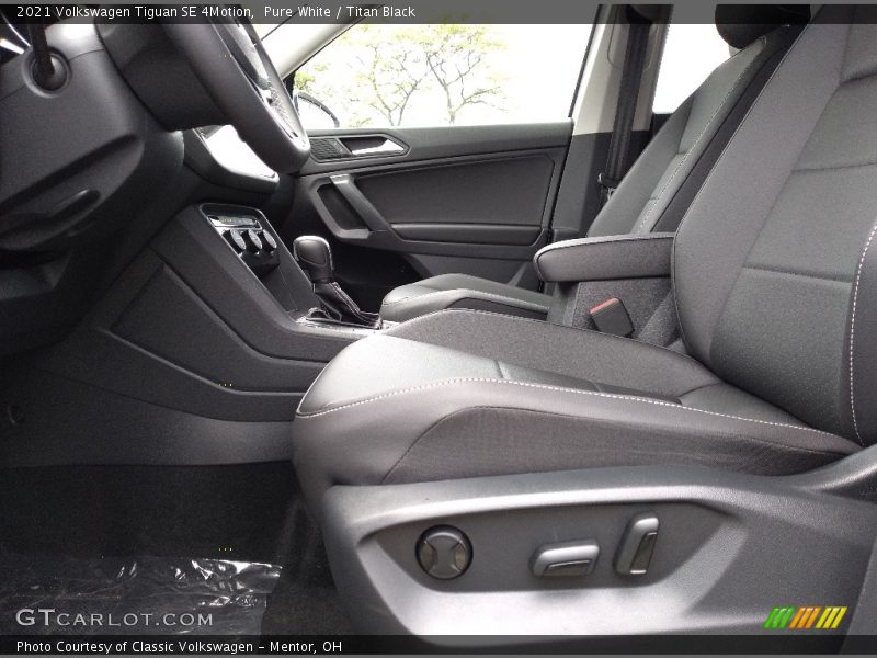 Pure White / Titan Black 2021 Volkswagen Tiguan SE 4Motion