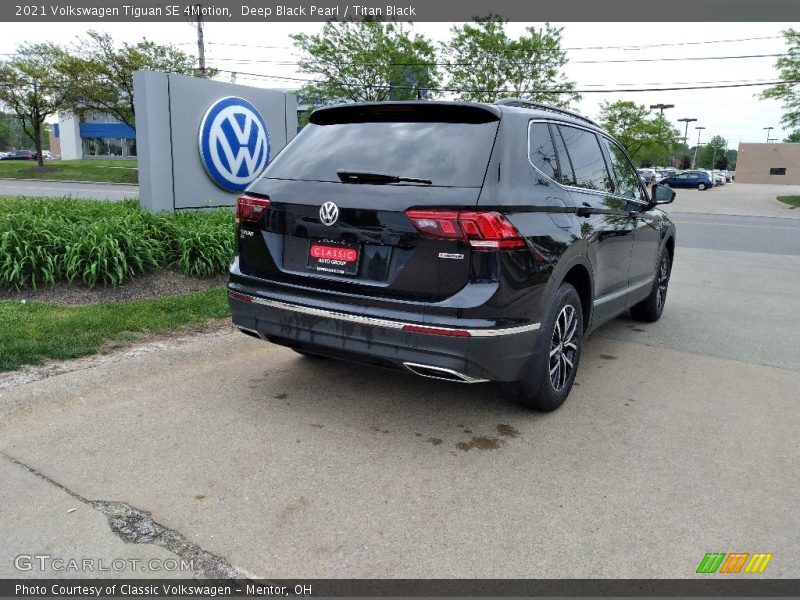 Deep Black Pearl / Titan Black 2021 Volkswagen Tiguan SE 4Motion