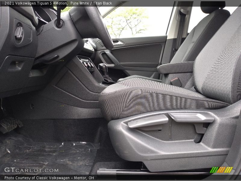 Pure White / Titan Black 2021 Volkswagen Tiguan S 4Motion