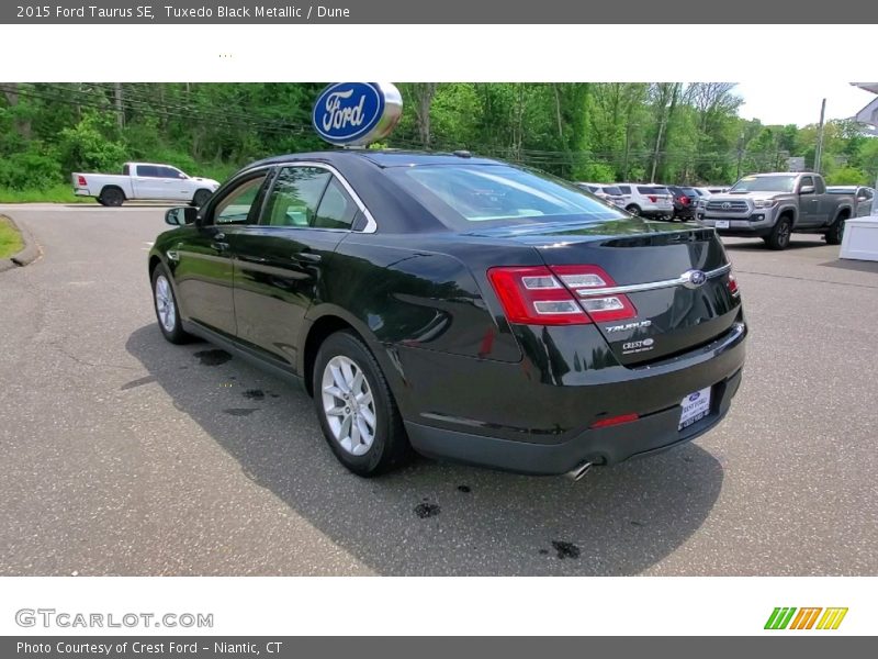 Tuxedo Black Metallic / Dune 2015 Ford Taurus SE