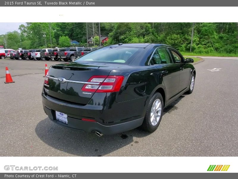 Tuxedo Black Metallic / Dune 2015 Ford Taurus SE
