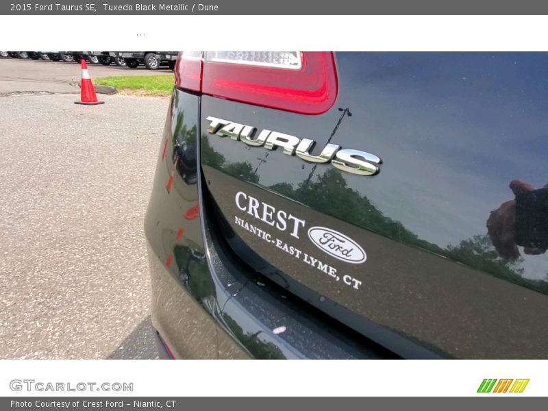 Tuxedo Black Metallic / Dune 2015 Ford Taurus SE