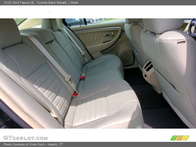 Tuxedo Black Metallic / Dune 2015 Ford Taurus SE