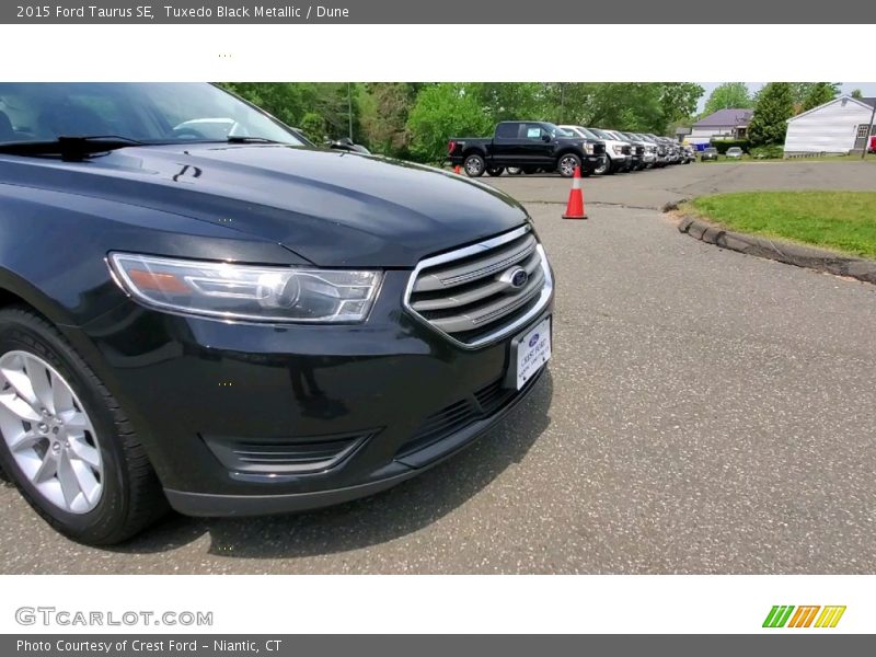 Tuxedo Black Metallic / Dune 2015 Ford Taurus SE