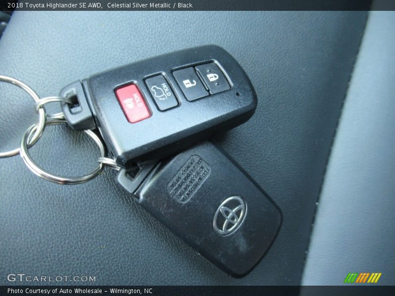 Celestial Silver Metallic / Black 2018 Toyota Highlander SE AWD