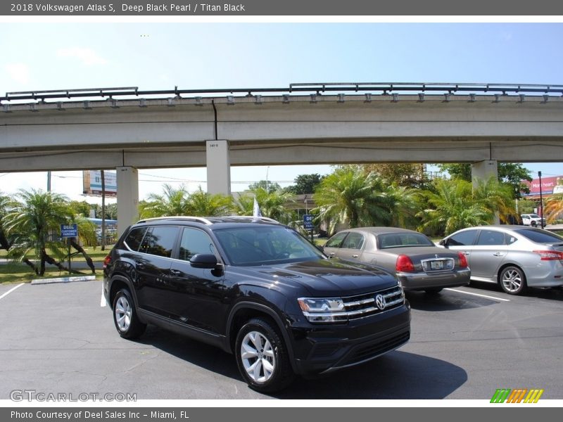 Deep Black Pearl / Titan Black 2018 Volkswagen Atlas S