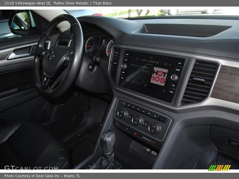 Reflex Silver Metallic / Titan Black 2018 Volkswagen Atlas SE